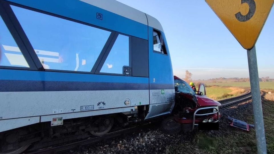 Řidič osobního auta přehlédl na Jihlavsku vlak, stálo ho to život